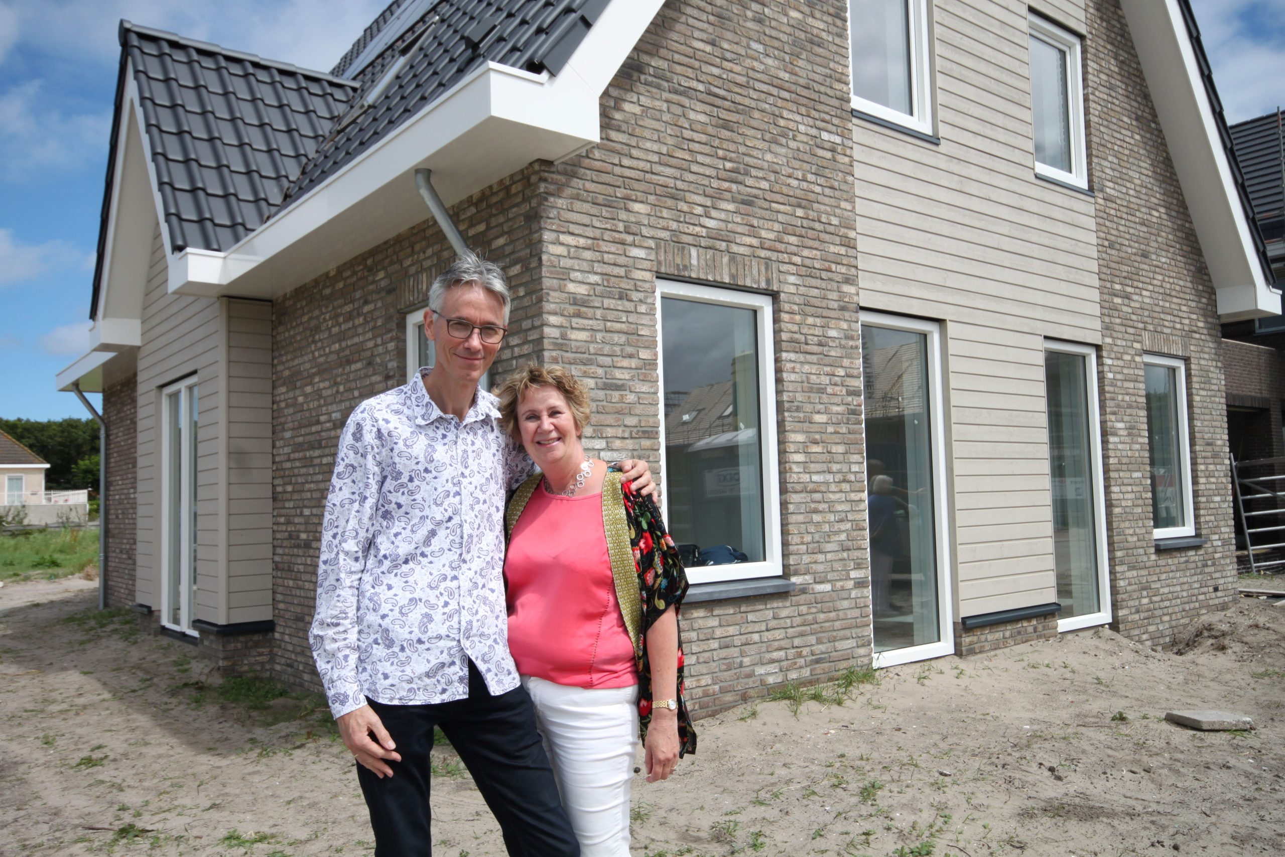 Eerste vrijstaande villa opgeleverd aan nieuwe bewoners Tony en Renate